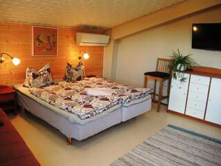 Отели типа «постель и завтрак» Tuukkalan Tila B&B Ристиина Двухместный номер с 2 отдельными кроватями и общей ванной комнатой-2